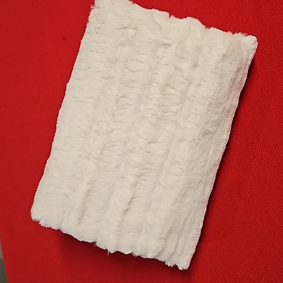 2 very large pieces of soft faux fur for flat lays props RESELLER MUST HAVE EUC - Picture 7 of 9